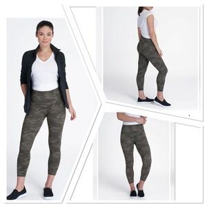 Spanx Look At Me Now Cropped Leggings